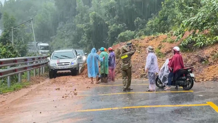 Sạt lở đèo Phượng Hoàng, đường huyết mạch nối Khánh Hòa với Đắk Lắk tắc nghẽn
