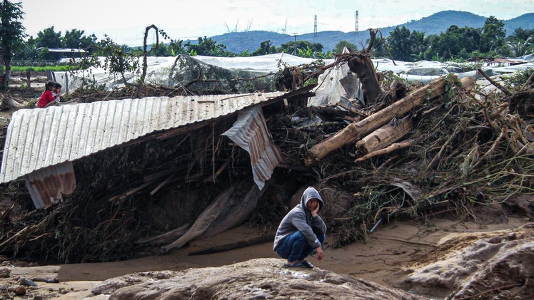 Cảnh ngổn ngang sau đêm lũ quét do vỡ hồ chứa doanh nghiệp tự đắp