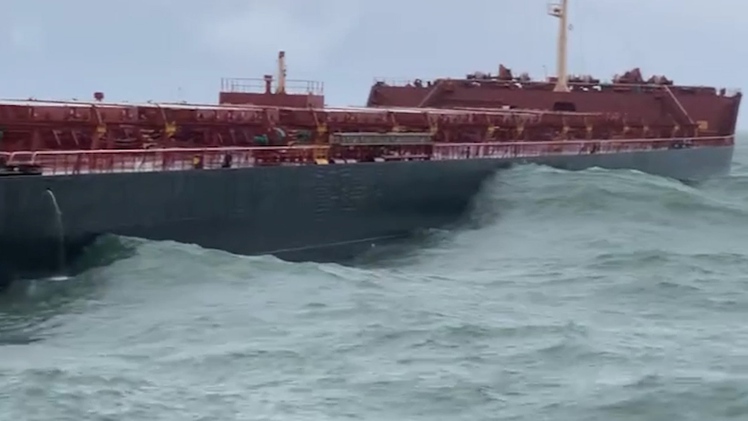 Tàu chở 174.000 tấn quặng mắc cạn, nguy cơ chìm gây tràn dầu tại Dung Quất