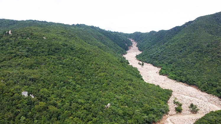 Flycam toàn cảnh hồ chứa trên núi bị vỡ, nước cuốn qua khu dân cư ở Lâm Đồng