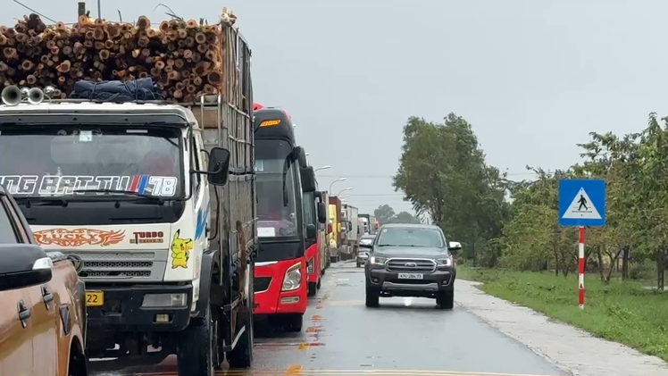 Xe đậu hàng dài chờ nước rút, người dân mở cửa nhà cho tài xế nấu mì