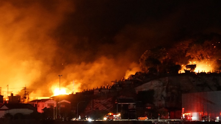 Biển lửa nuốt trọn khu dân cư ở Nhật Bản, hàng trăm người phải sơ tán