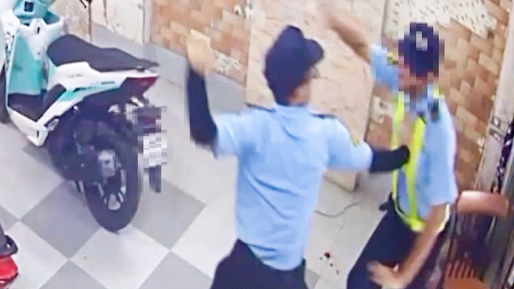 Cãi nhau khi dắt xe cho khách, một bảo vệ đâm chết đồng nghiệp