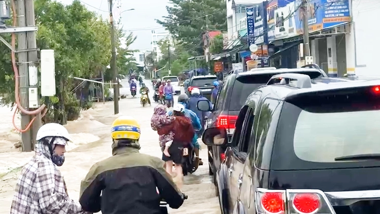 Video đoàn xe của Bí thư Tỉnh ủy Đắk Lắk giúp bà con qua khu vực ngập lụt an toàn