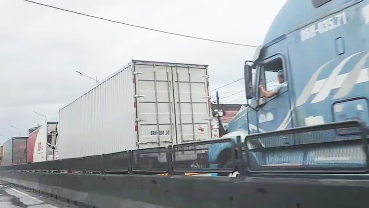 Quốc lộ 1 từ Sông Cầu đến Tuy An kẹt xe nghiêm trọng, hàng ngàn xe đứng chôn chân