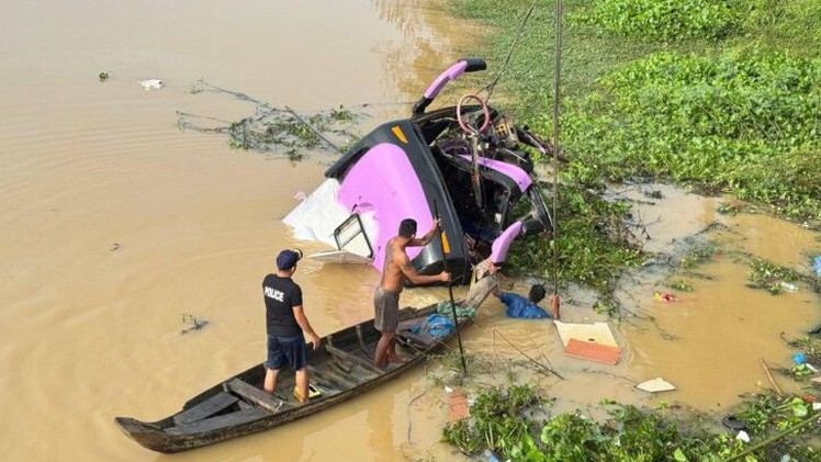 Xe khách giường nằm lao xuống sông, 16 người chết ở Campuchia