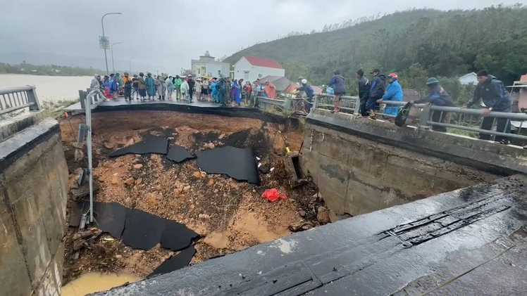 Hiện trường vụ sập mố cầu Lò Gốm, tạo hố sâu hơn 5m ở Tuy An