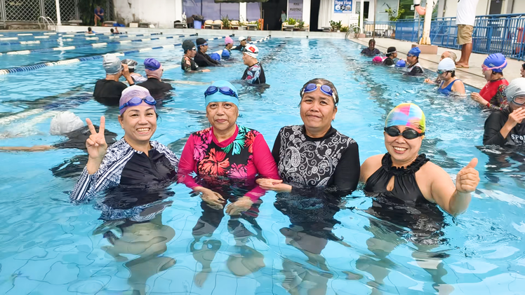 Học viên U70,U80 tuổi ở TP.HCM hào hứng học bơi miễn phí