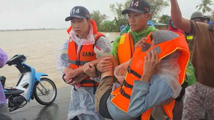 Mưa lũ miền Trung làm 68 người chết và mất tích, thiệt hại gần 9.000 tỉ đồng