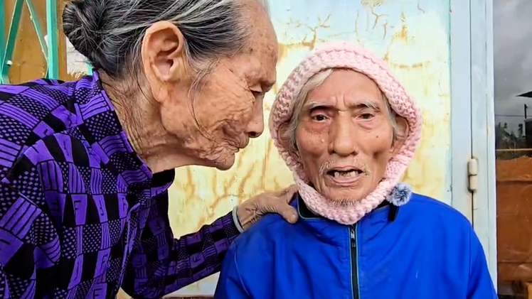 Cụ ông 88 tuổi nghẹn ngào kể giây phút tuột tay em gái 79 tuổi giữa dòng lũ dữ