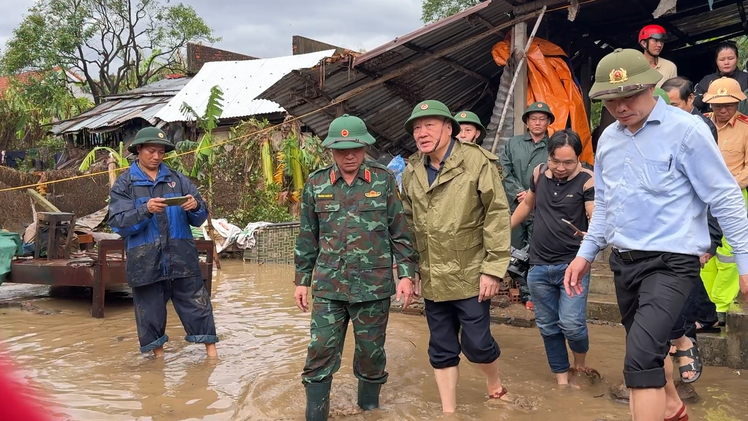 Video Phó thủ tướng Nguyễn Hòa Bình thăm hỏi người dân và chỉ đạo khắc phục hậu quả mưa lũ