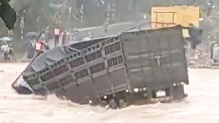 Tài xế xe đầu kéo bị lũ cuốn: Tìm thấy thi thể cách vị trí gặp nạn 30km