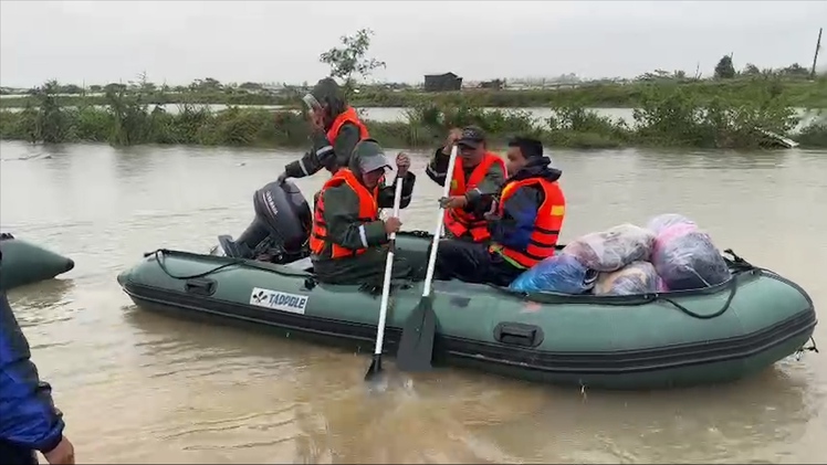 Trực thăng, ca nô tiếp ứng 'ốc đảo' Phước Giang sau nhiều ngày cô lập và cạn lương thực