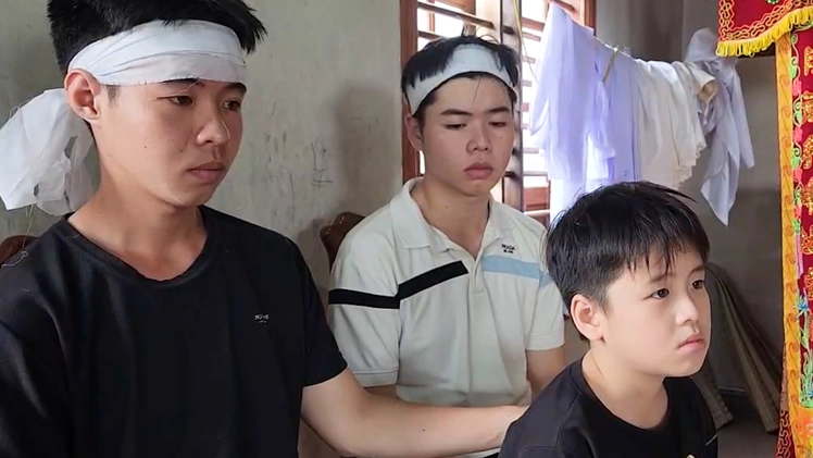 Tin đồn vỡ đập trong lũ khiến hai vợ chồng bỏ chạy rơi xuống cầu thiệt mạng, để lại 3 con bơ vơ