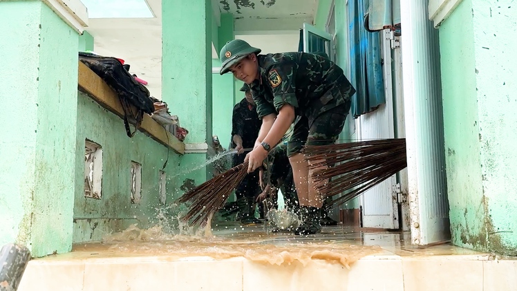 Tất bật dọn dẹp trường lớp để sớm đưa học sinh trở lại sau lũ