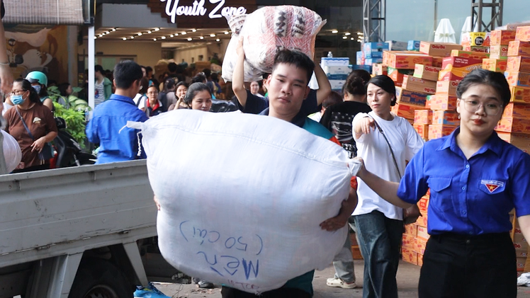 Video triệu tấm lòng của shipper, học sinh, người nước ngoài và người dân TP.HCM gửi yêu thương về miền Trung