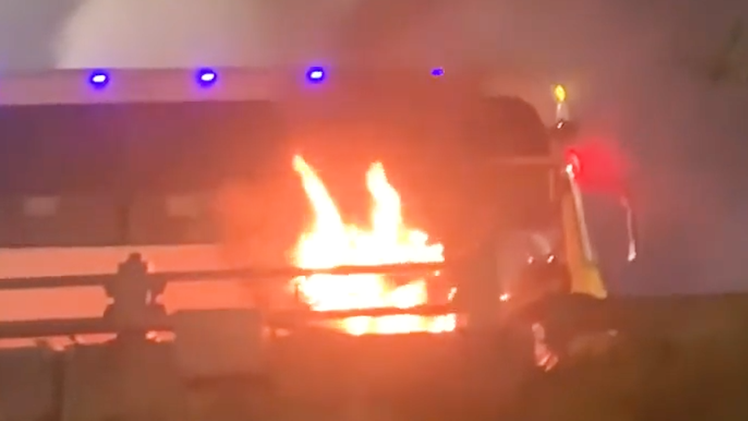 Xe khách mất lái tông xe máy rồi bốc cháy làm 2 người tử vong ở Hà Nội