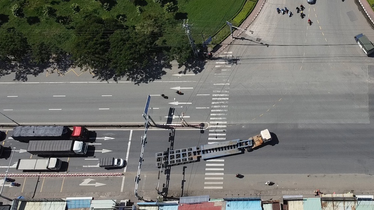 Tài xế lúng túng, chuyển làn gây ùn ứ tại các nút giao trên quốc lộ 51