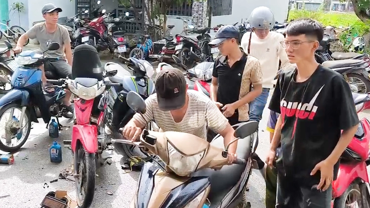 Xe máy hư hỏng xếp từ trong tiệm ra đường, khách chờ 3 ngày chưa tới lượt sửa