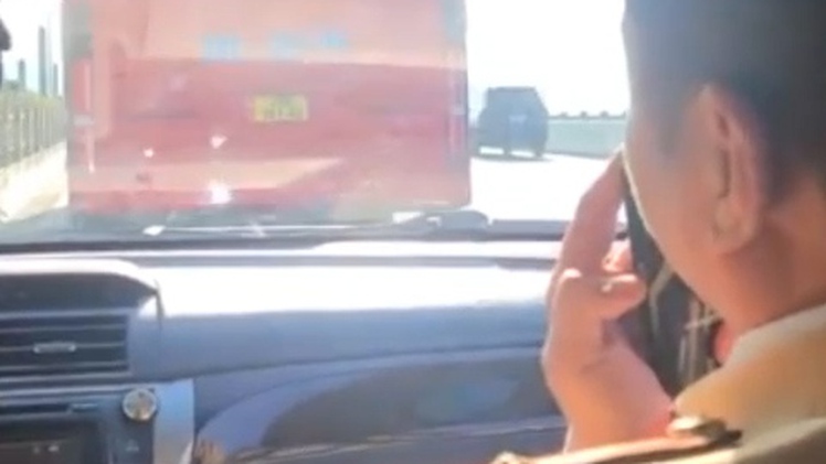 Lái xe khách không nhường đường cho đoàn xe ưu tiên, dù cảnh sát liên tục phát tín hiệu