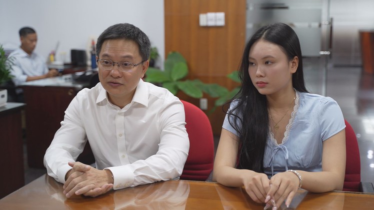 Bác sĩ Lê Thanh Phong và con gái ủng hộ 100 triệu đồng đến đồng bào bị thiệt hại do bão lũ