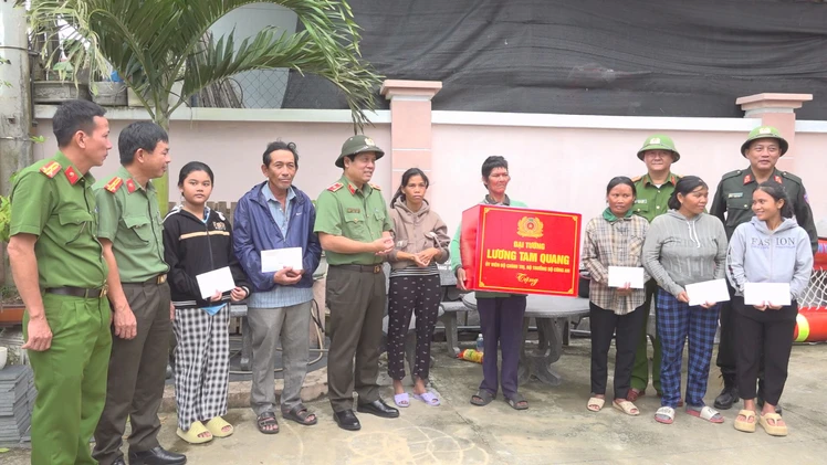 Góc nhìn trưa nay: Tình người làm ấm lại những mái nhà sau lũ