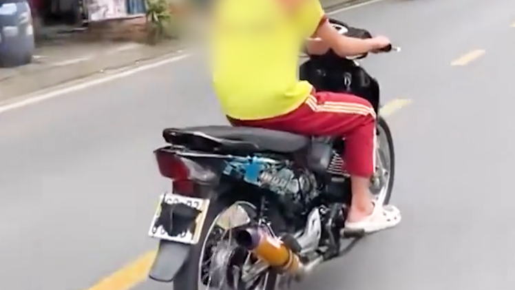 Xác minh clip nam sinh chạy xe máy lấy khẩu trang che biển số, nẹt pô rồi quay phim đăng TikTok