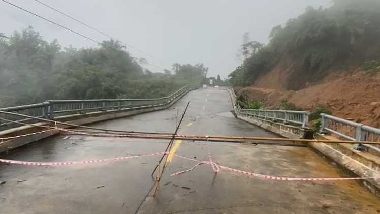 Cầu trên đường Hồ Chí Minh nhánh Tây bị xô lệch sau mưa lũ, mở đường tạm men sườn núi