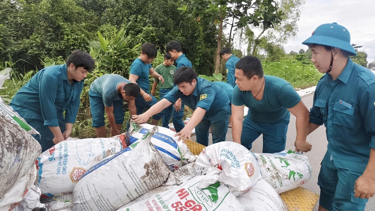 Xã Bà Điểm đắp 2.000 bao cát ngăn triều cường tràn qua đường Đặng Công Bỉnh