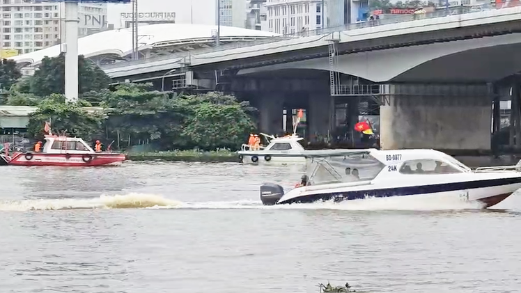 Tài xế taxi công nghệ dùng dao tự sát thương mình trên cầu Sài Gòn rồi rơi xuống sông