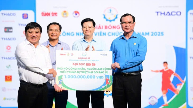 Bạn đọc Báo Tuổi Trẻ ủng hộ 1 tỉ đồng giúp công nhân vùng lũ