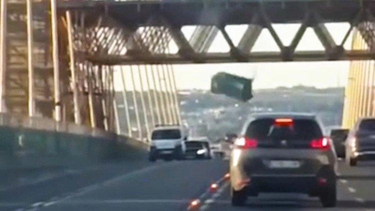 Khoảnh khắc buồng vệ sinh rơi từ độ cao 30m xuống đường cao tốc đông đúc xe ở Tây Ban Nha