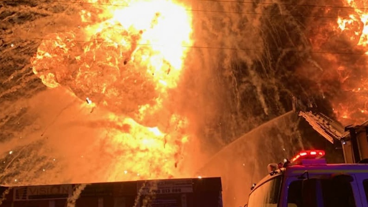 Sydney rung chuyển bởi vụ nổ nhà máy xử lý chất thải, cột lửa cao 150m