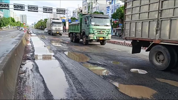 Cận cảnh tuyến đường huyết mạch ở Đà Nẵng chi chít ổ voi, ổ gà