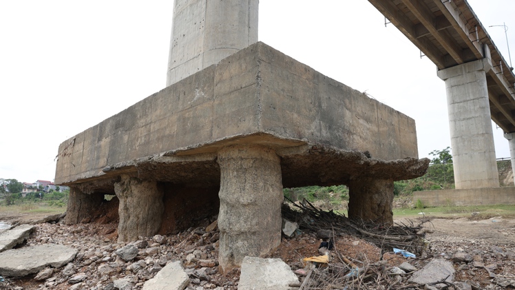 Trụ cầu sông Lô ở Phú Thọ lộ sắt thép, tạm thời cấm ô tô qua lại