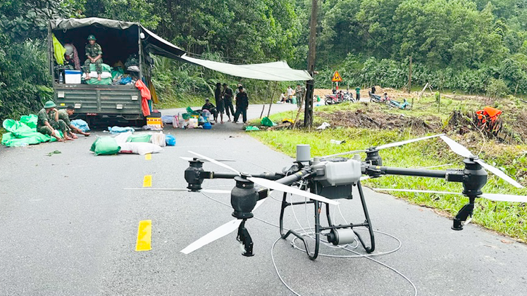 Dùng drone cẩu từng bao gạo, thùng mì, thuốc trị bệnh đến vùng sạt lở