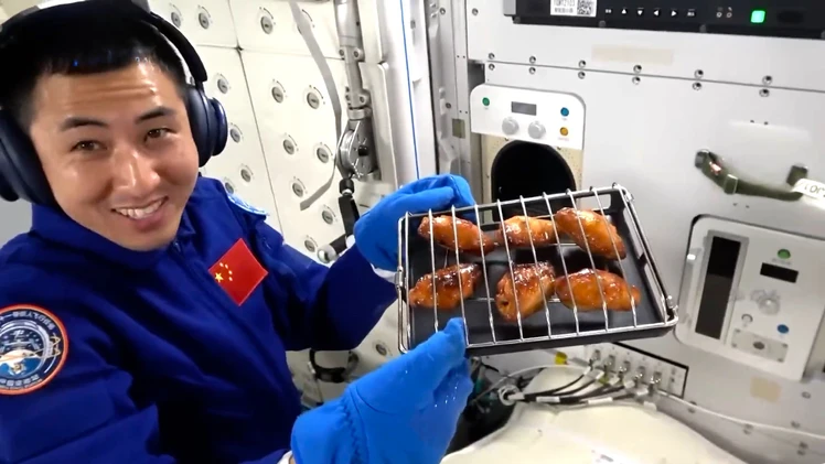 Video nhóm phi hành gia tổ chức tiệc nướng ở độ cao 400km