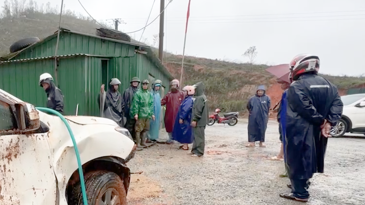 Sạt lở núi, nhiều trang trại chăn nuôi bị vùi lấp tại Hà Tĩnh