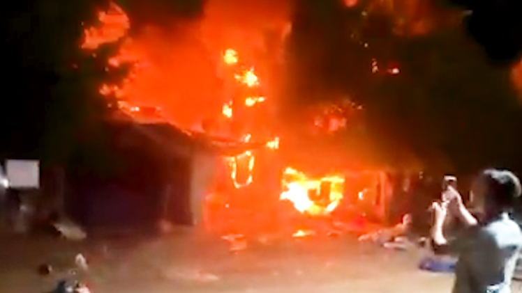 Chợ Bình Dương tại Gia Lai bốc cháy trong đêm, 86 ki ốt hàng hóa bị thiêu rụi