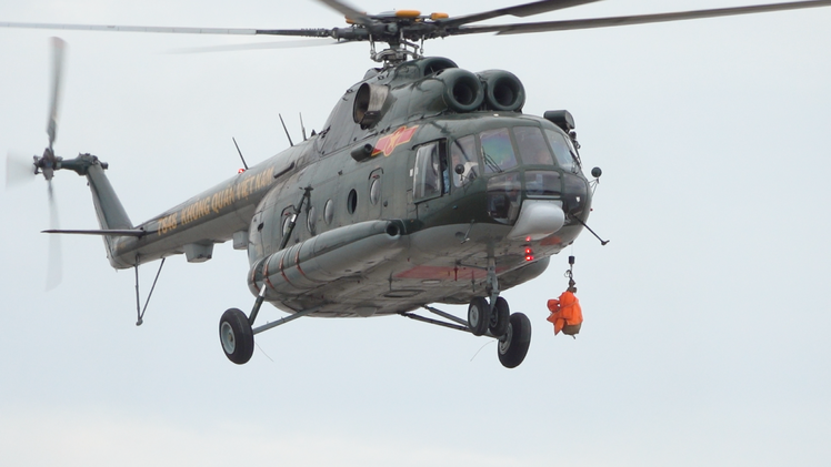 Xem trực thăng Trung đoàn Không quân 917 bay huấn luyện vớt người từ mặt biển