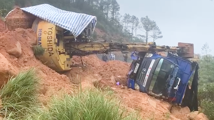 Hai người bị thương do lở núi xô nghiêng phương tiện khi đang dọn hiện trường sạt lở