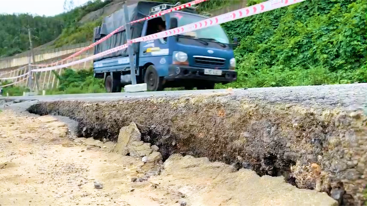 Đường dưới chân cao tốc La Sơn - Túy Loan bị sụp lún, nhiều vết nứt lớn