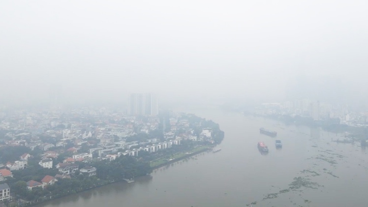 TP.HCM mù mịt sương, đề phòng mưa lớn kết hợp triều cường gây ngập nặng