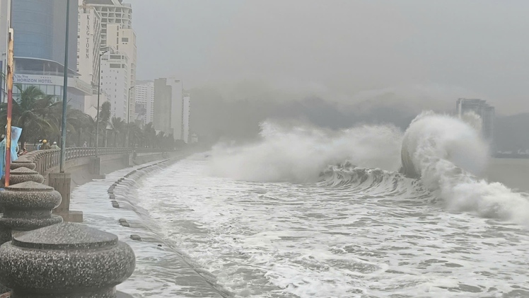 Trụ điện bị quật ngã, mưa dông, sóng lớn xô bờ dù bão số 13 chưa đổ bộ đất liền