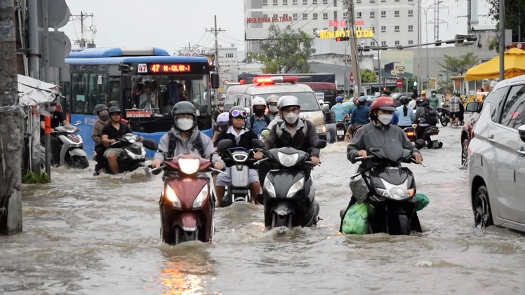 Nhiều tuyền đường lớn ở Bình Chánh, TP.HCM ‘chìm’ trong triều cường giờ tan tầm