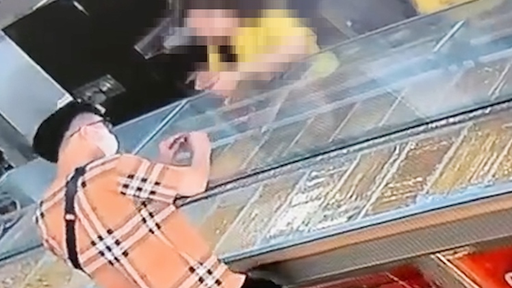 Camera ghi cảnh cướp giật nhẫn vàng 140 triệu tại TP.HCM, 2 nghi phạm đã bị bắt