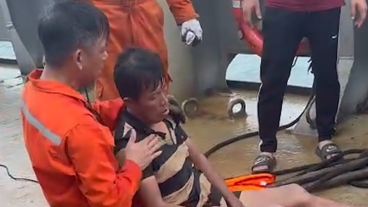 Sau hai ngày mất tích trên biển Lý Sơn, 1 trong 3 người được cứu sống kỳ diệu