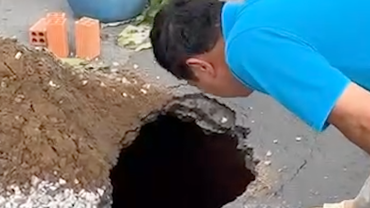 Xuất hiện 'hố tử thần' sâu 2 mét ngay trước đèn giao thông ở TP.HCM