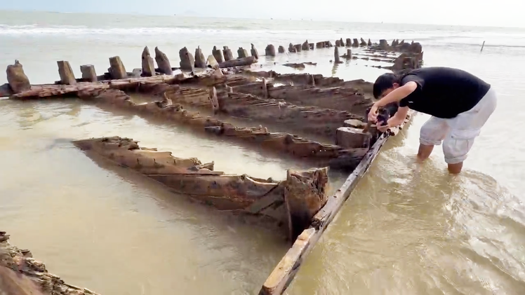 Cận cảnh tàu cổ bất ngờ nổi lên nguyên vẹn sau bão số 13 tại Hội An