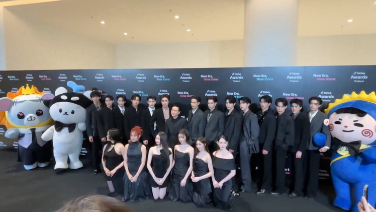 TikTok Awards Thailand 2025 gây tranh cãi vì các nghệ sĩ nữ phải quỳ trước CEO và nghệ sĩ nam